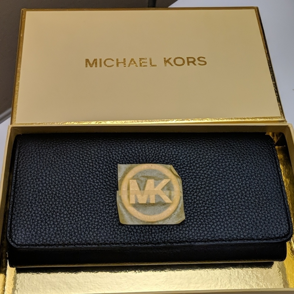 Michael Kors Fulton Carryall Wallet